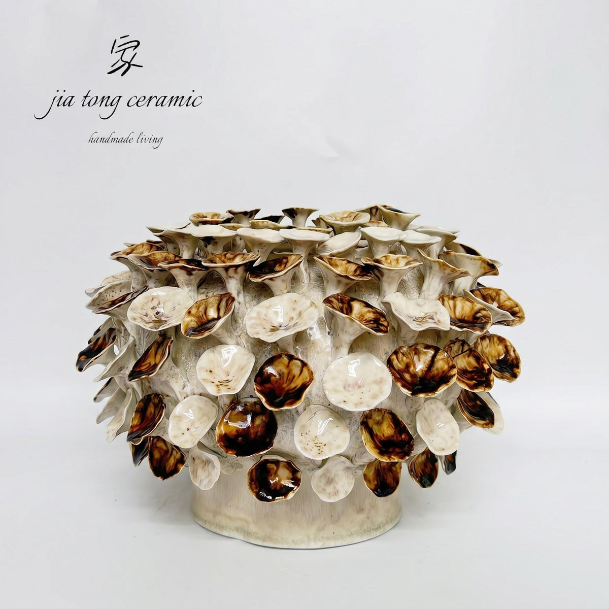 White Sculptural Gold Accented Ceramic Vase | MANUAL-0377 | JIATONG CERAMICS