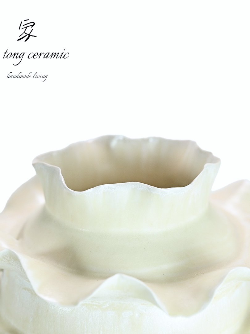 Jiatong handmade ceramic vase, white wavy edge home decoration, retro sweetheart style, high-end sense